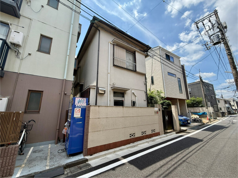 晴れた日に撮影した板橋区大谷口1丁目の土地（現況古家あり）の写真。前面道路に面した物件の様子がわかる。