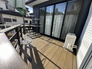 市原市下野の中古戸建てのウッドデッキ。日当たりが良く、開放的な空間が広がっている。