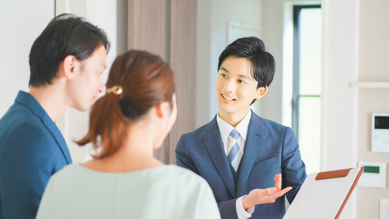 査定についてご説明するトレファク不動産スタッフの画像