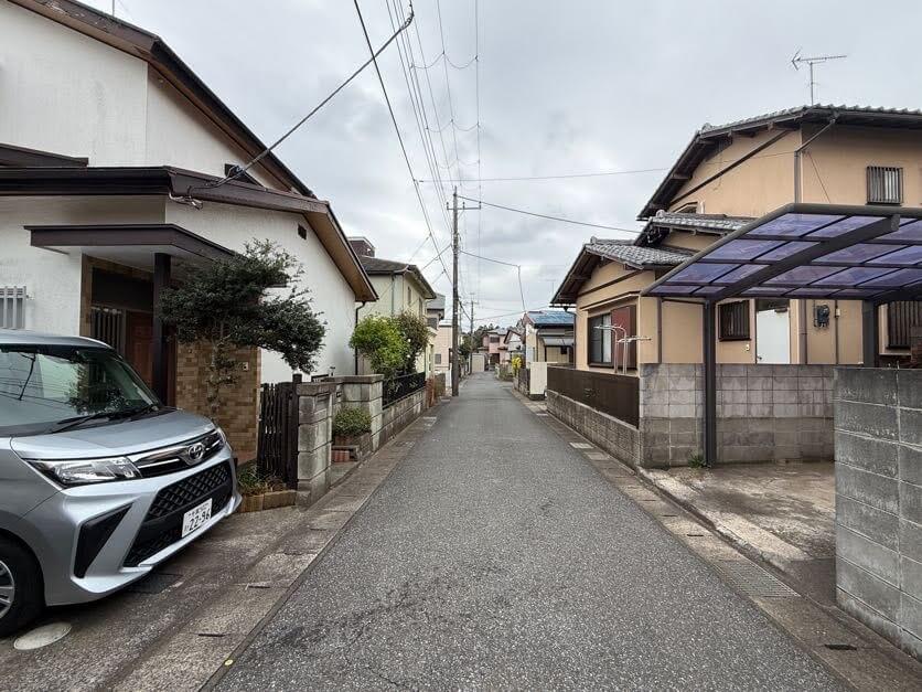 千葉市中央区赤井町の売地に面する前面道路の様子。周辺は戸建てが立ち並ぶ、落ち着いた雰囲気の住宅街です。