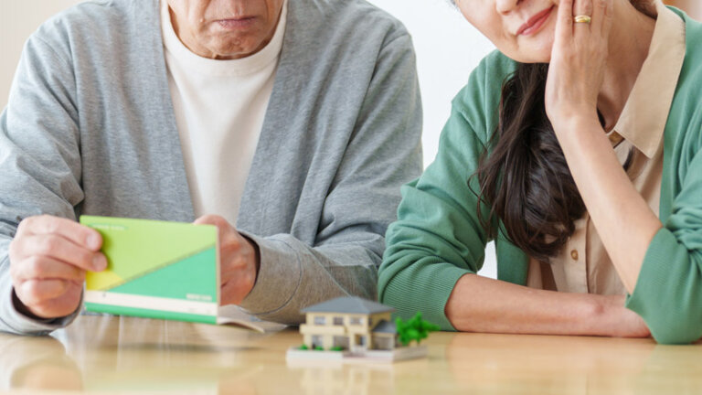 実家じまいにかかる費用に悩む50代の夫婦
