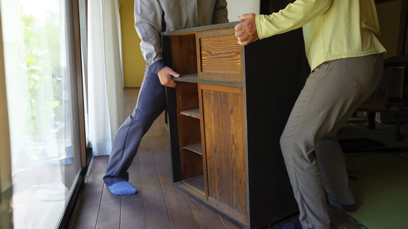 実家の家具を運ぶ息子たち