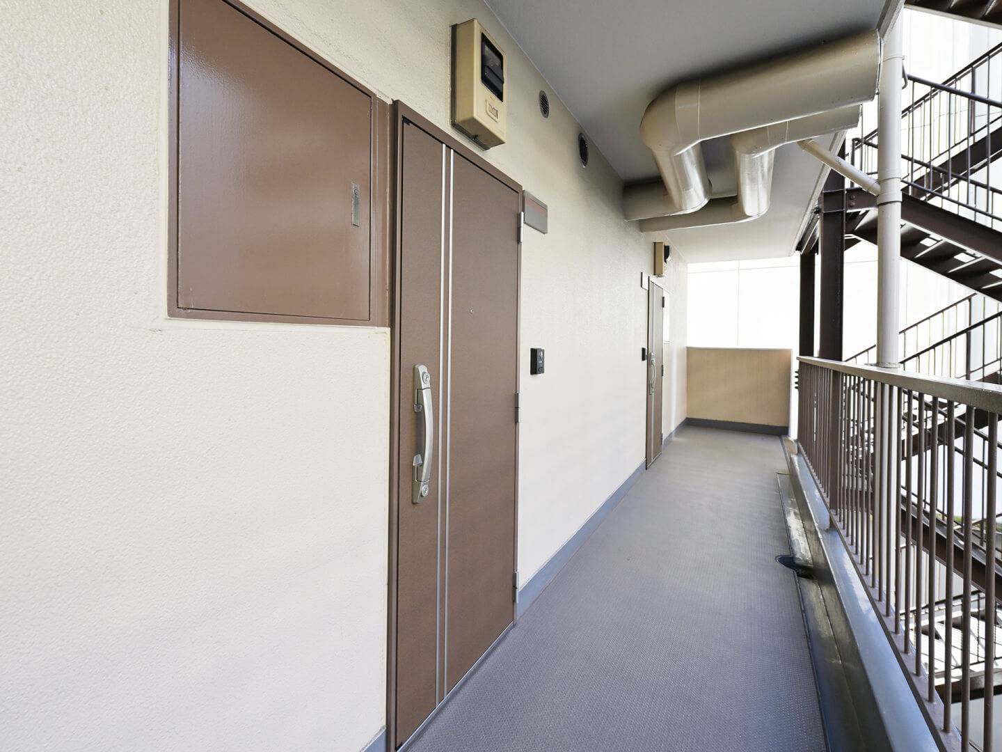 マリンシティダイヤモンドパレスの共用廊下と玄関ドアの様子。きれいに保たれており、大規模ヴィンテージマンションならではの管理体制の良さが伺える。