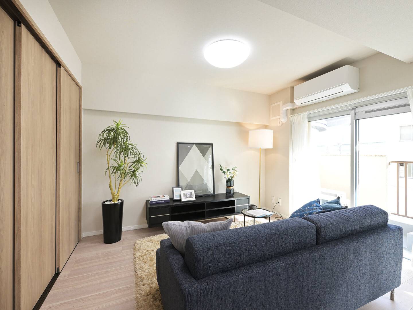 リビングスペースと、隣接する洋室を仕切る引き戸。扉を開放して広々とした1Rのように使ったり、閉めてプライベート空間を分けたりと、柔軟な使い方が可能。