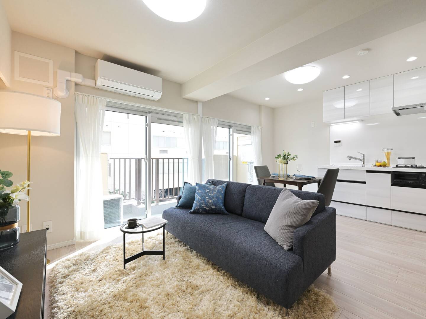 リビングダイニングを斜めから撮影した写真。ソファ、ローテーブル、ダイニングセットがバランスよく配置され、実際の暮らしのスケール感がイメージしやすい。